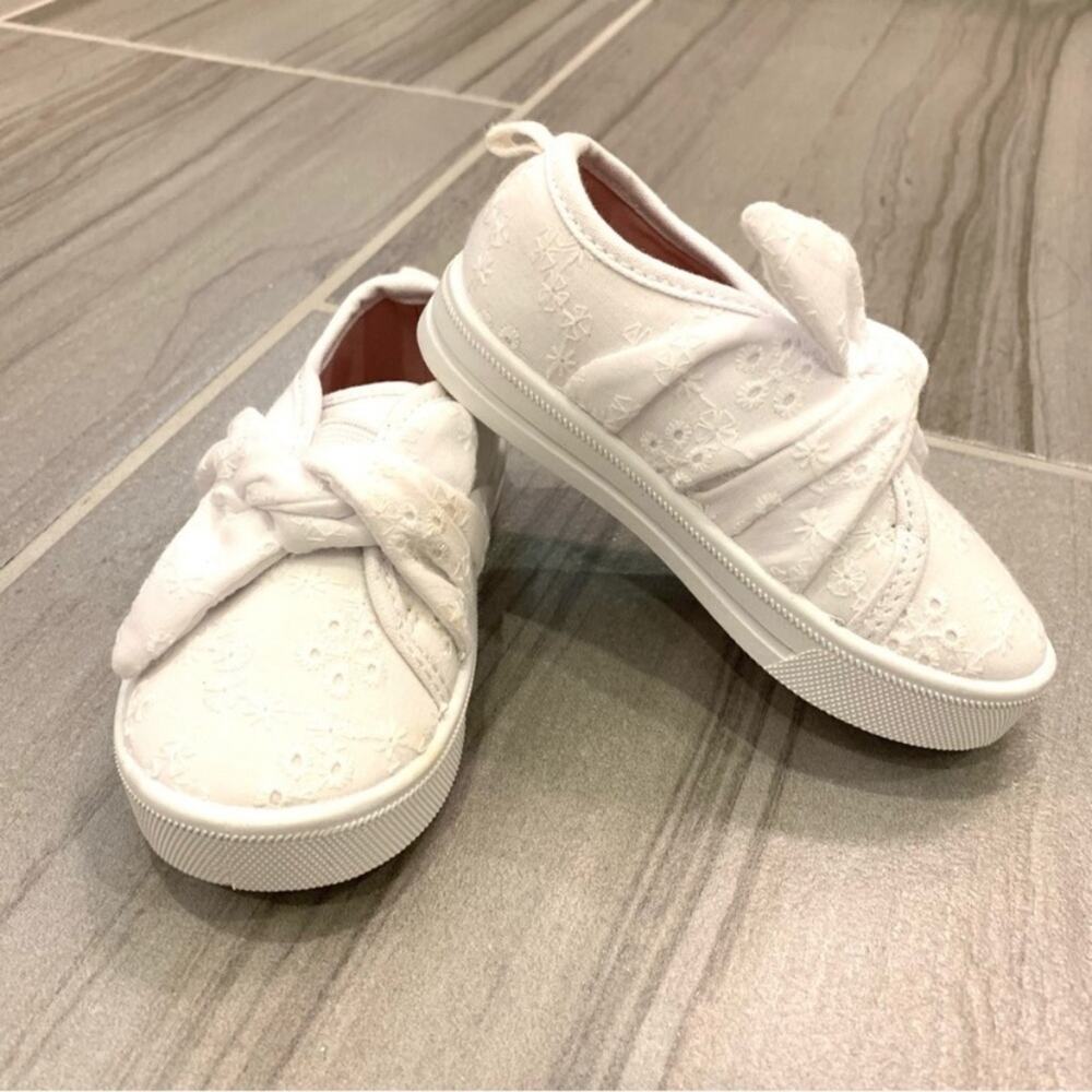Osh Kosh b’Gosh White Eyelet Bow Tennis Shoes